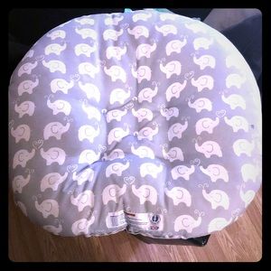 Hoppy newborn lounger